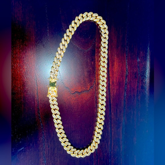 Shop Gld Cuban link chain from Miami